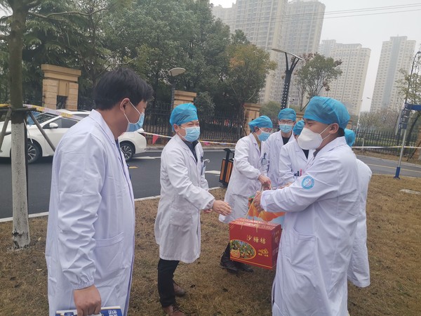 医务科慰问一线人员.jpg