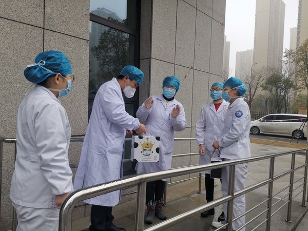 磁共振室慰问一线人员.jpg