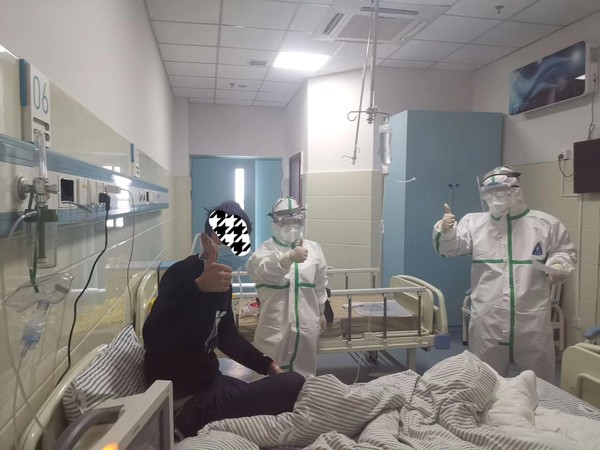 新肺炎患者与医务人员共同努力抗击疫情.jpg
