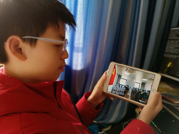 看妈妈发来的照片.jpg