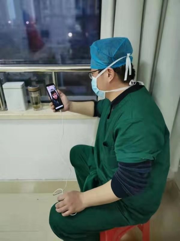 张立华副主任与女儿视频通话.jpg