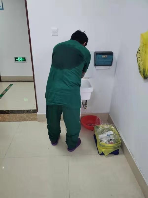 张国夫副主任长期穿防护服后的汗流浃背.jpg