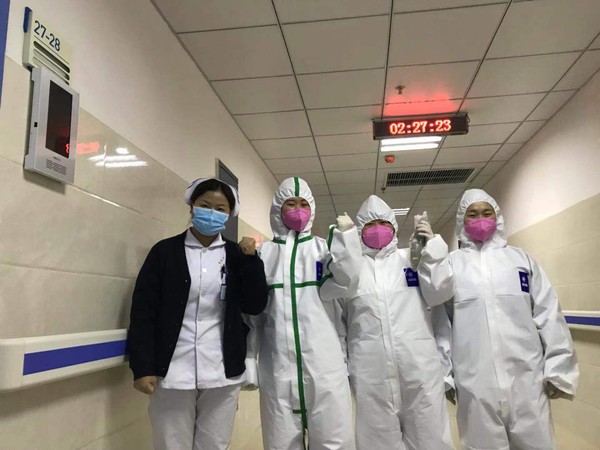 虽然已是深夜，队友们依然斗志昂扬  妻子叶云.jpg