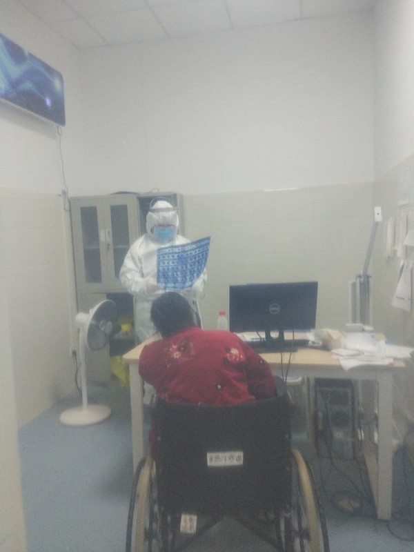 发热门诊，张育红查看患者的检查结果.jpg
