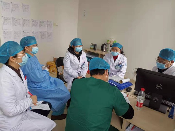 张育红、郑发先参加专家组讨论会.jpg