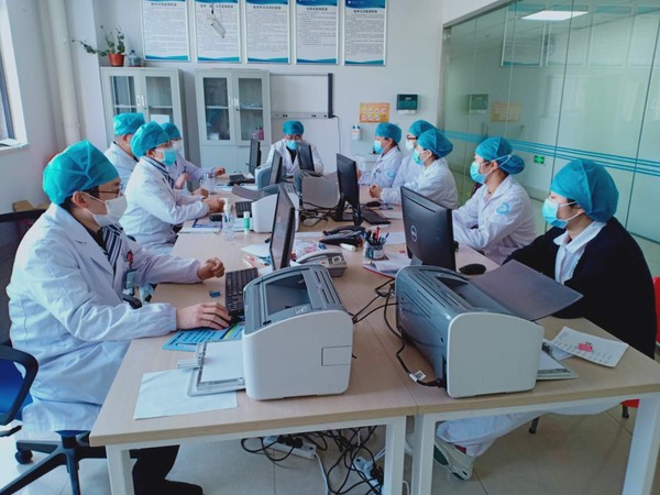 郑发先带领科室人员学习疫情防控最新知识.jpg