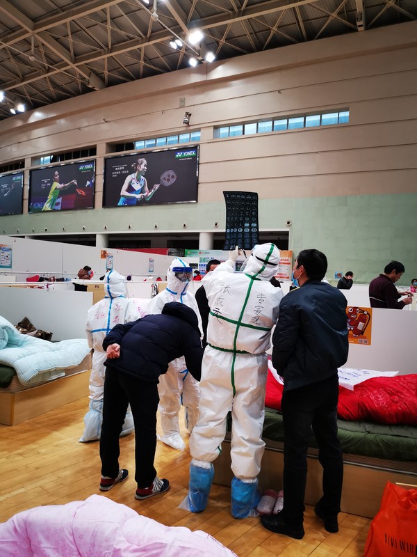 支援武汉医生张成元在方舱医院为患者看病。拍摄者张艳，拍摄时间2月14日。.jpg