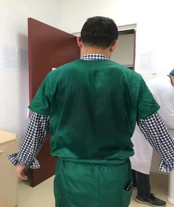 大寒节气，脱下隔离服的医生穿单衣也汗流浃背。.jpg