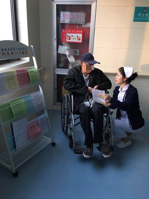 护士给与患者健康指导.jpg