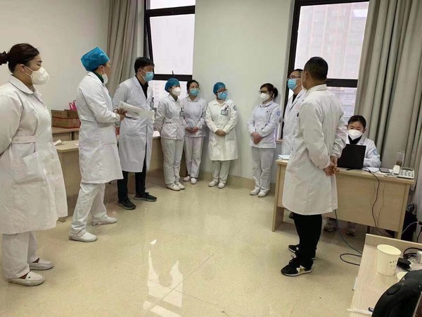开会讨论病情.jpg