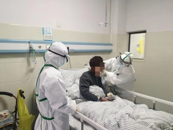 晨间护理，帮助老人洗脸、漱口。.jpg