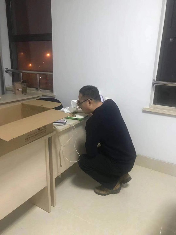 椅子不够用，蹲着吃完饭.jpg