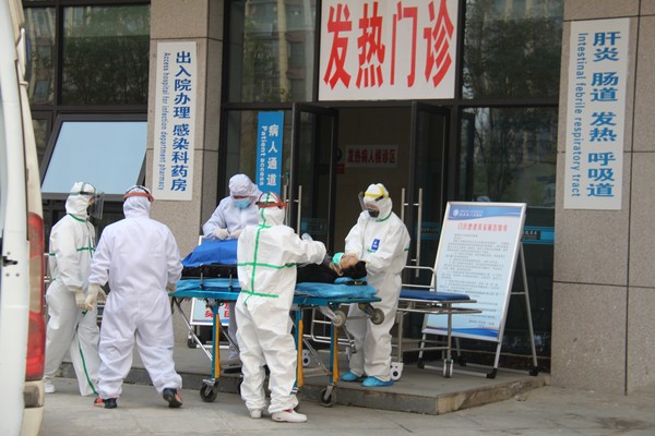 每当那些受疾病侵蚀而十分脆弱的生命需要呵护时，白衣天使总是第一时间出现，用双手驱赶病魔，挽回生命。.JPG