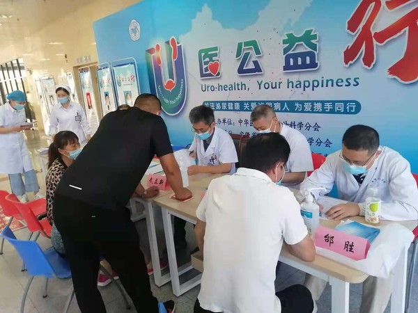携手安医大一附院专家开展义诊.jpg